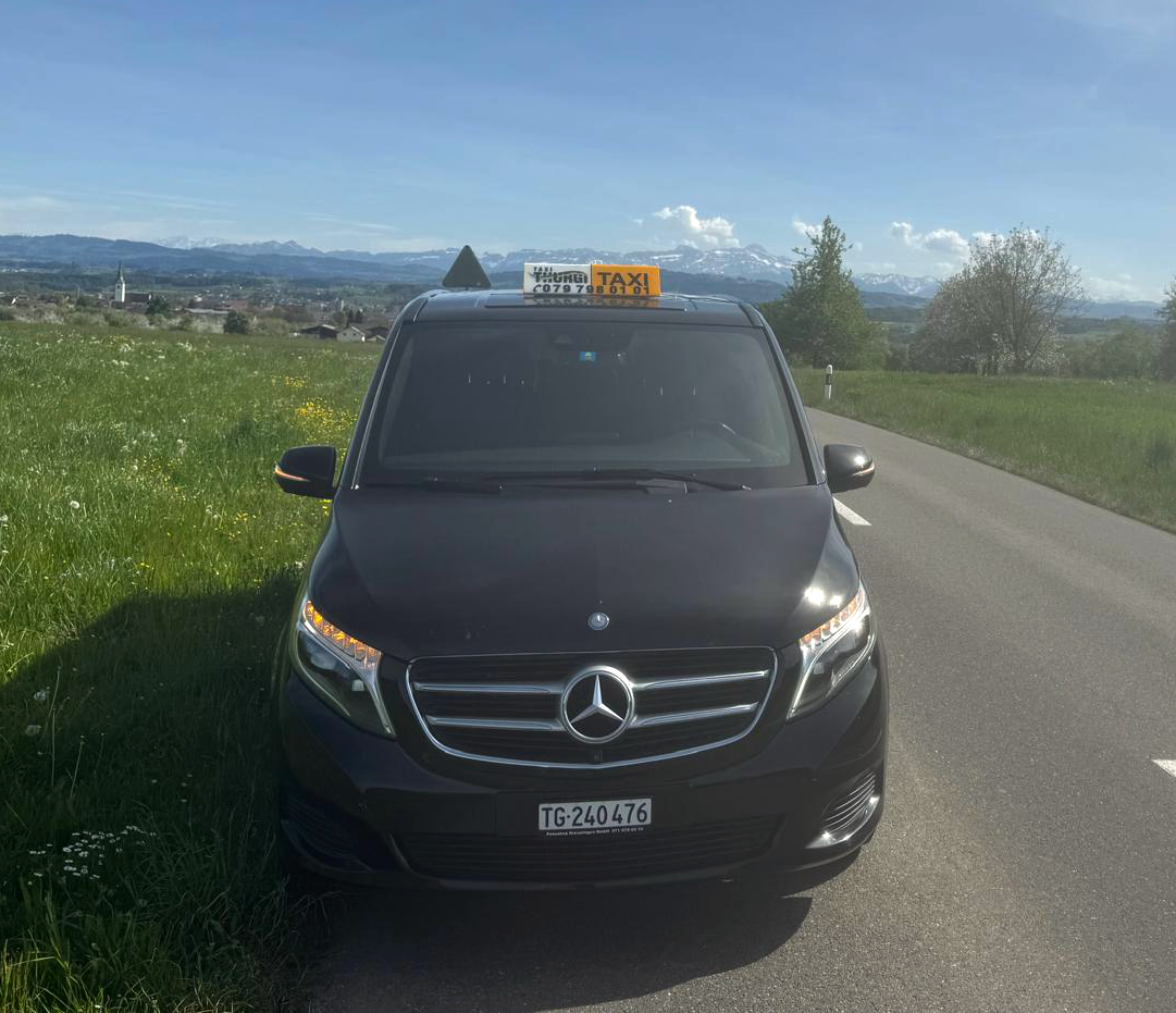 Ein schwarzer Mercedes-Taxi vor dem Hotel Blumenstein in Kreuzlingen.